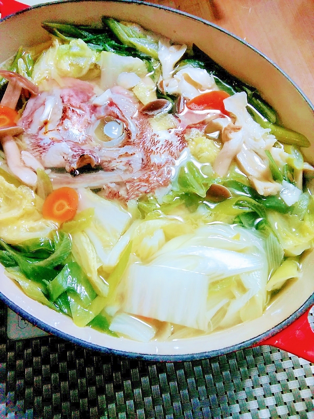 鍋に入った鯛のあら鍋