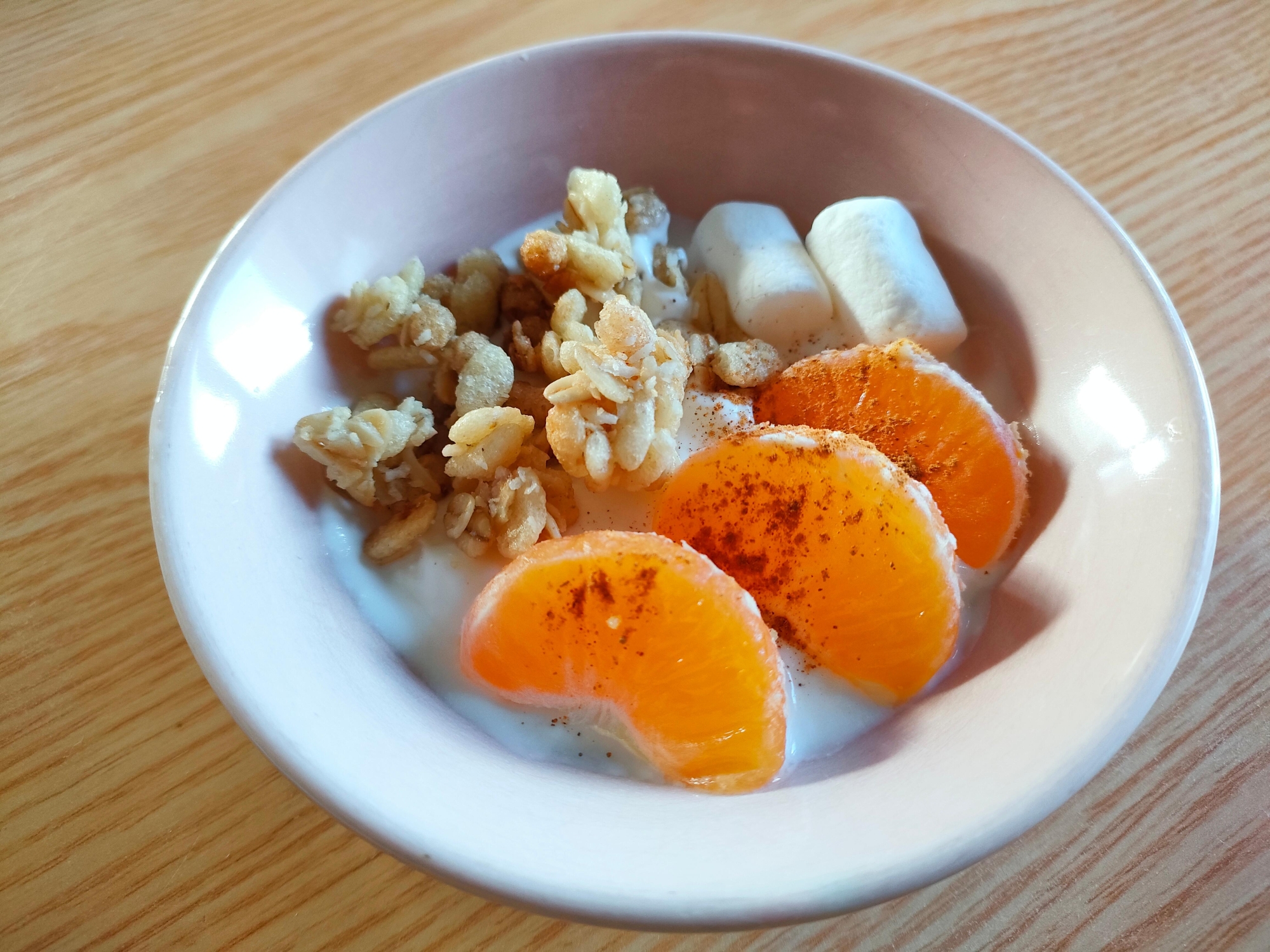 みかんとグラノーラとマシュマロのヨーグルト