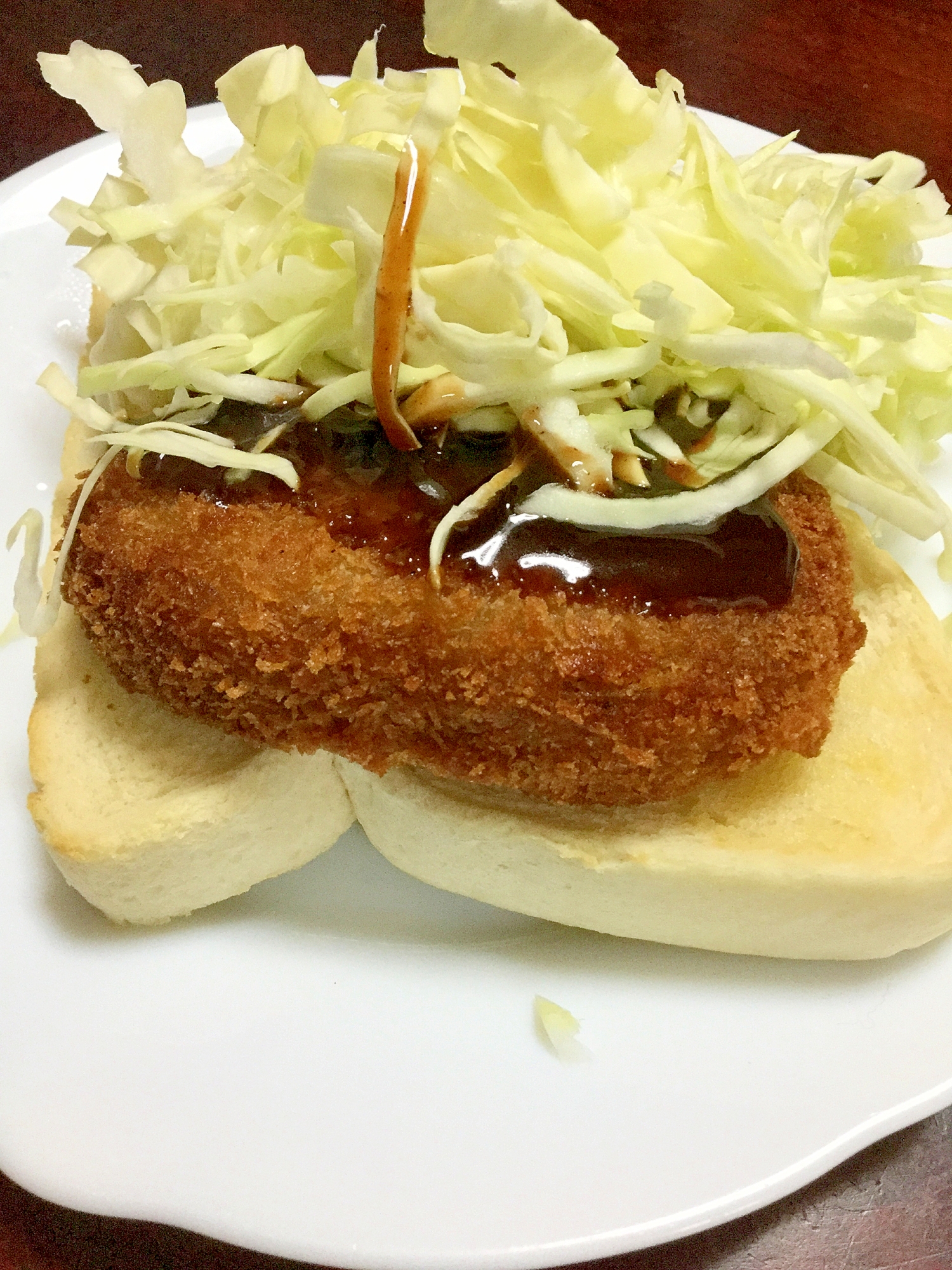 白い食パンのカニクリームコロッケサンド。