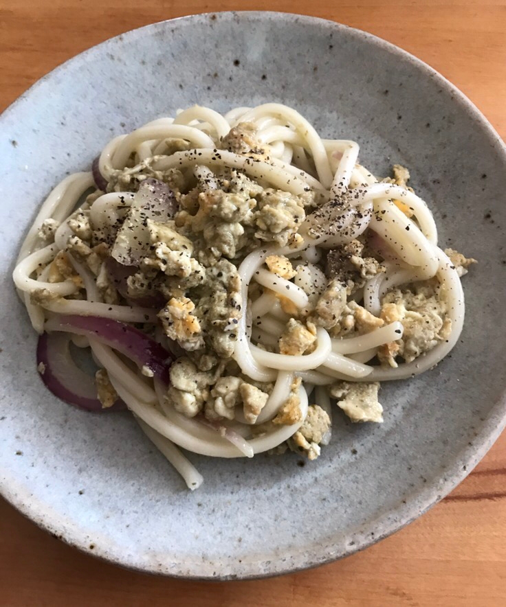 紫玉ねぎとバジル炒り卵の焼うどん