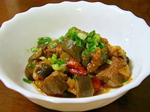 白い器に盛り付けたられたなすとトマトの牛肉ピリ辛煮込み