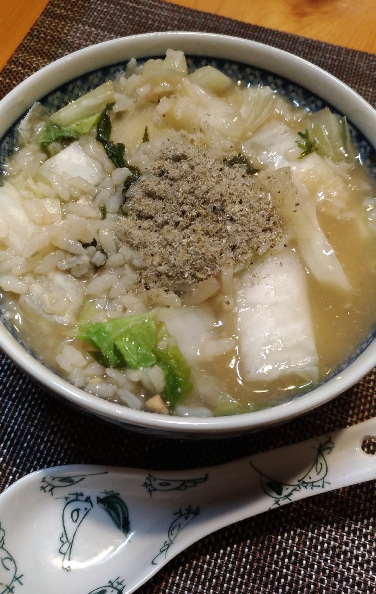 煮干し粉香る☆白菜と春菊の味噌おじや