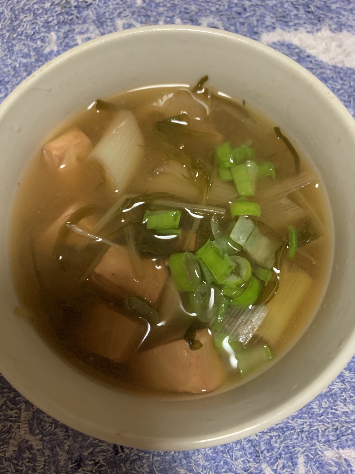 水菜とネギと豆腐の昆布味噌汁