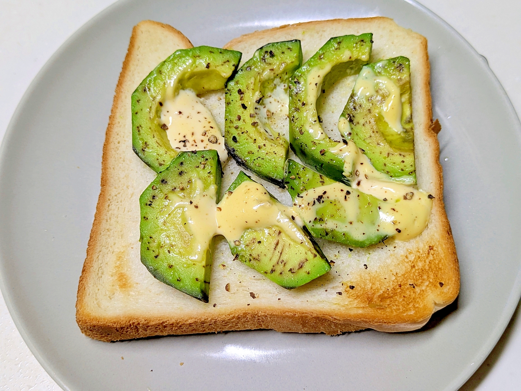 固めのアボカド救済レシピ、アボカドトースト