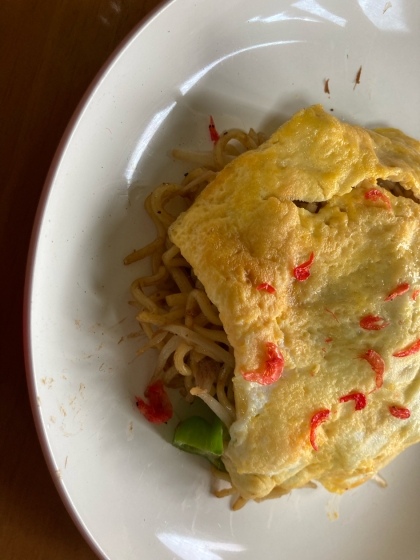 カレー風味のオムそば。