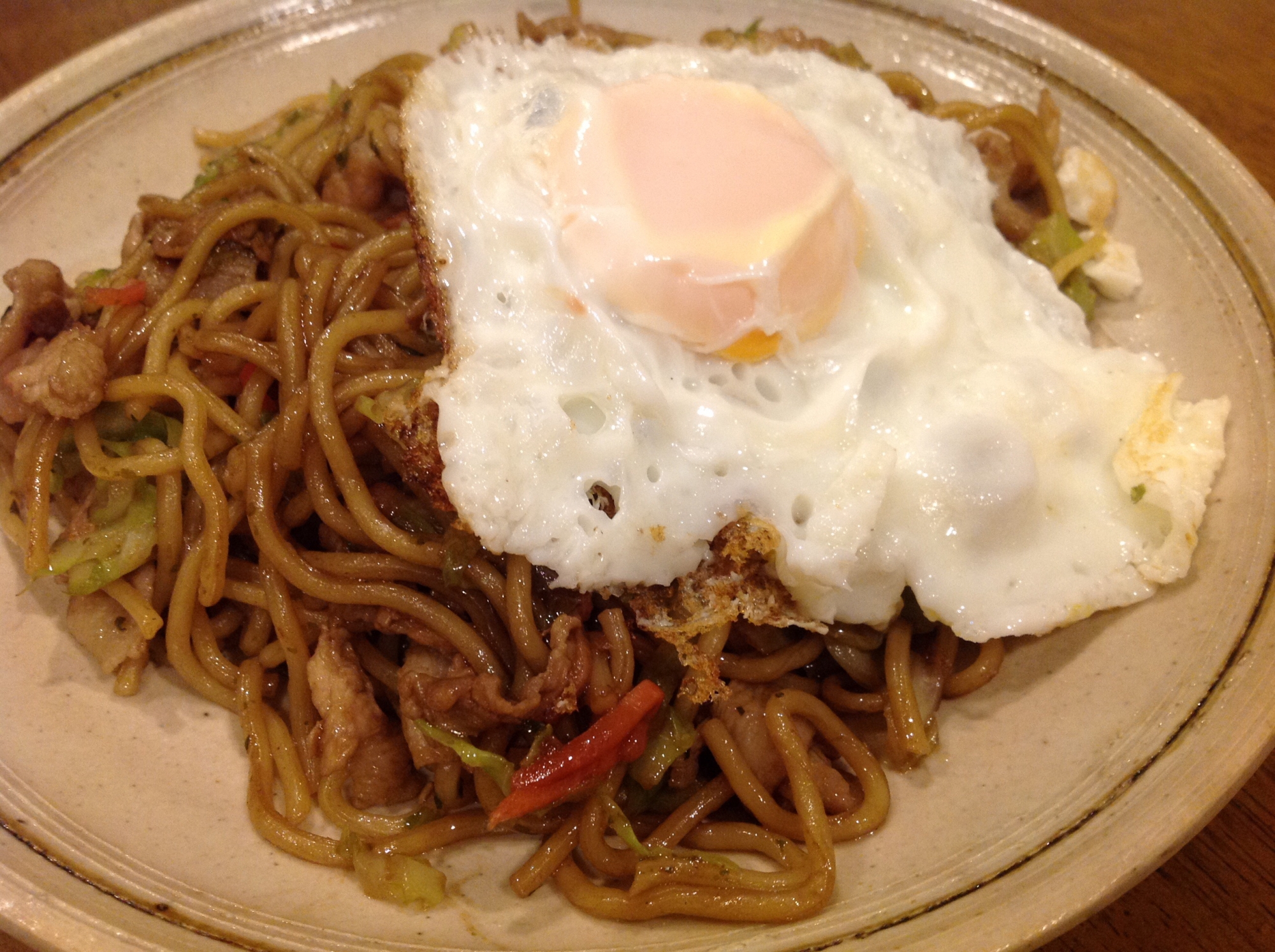 黄身をからめて！焼きそば