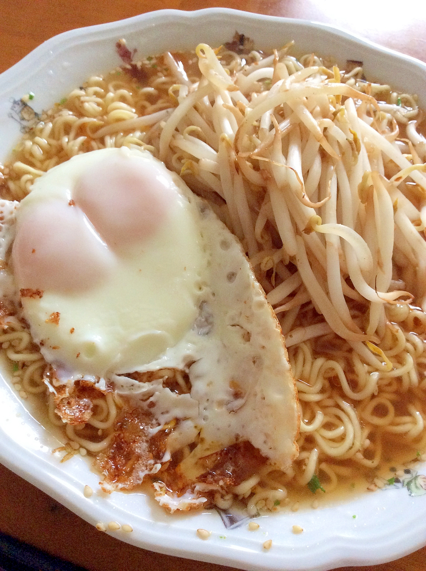 もやし目玉焼き乗せラーメン