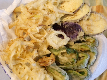 新玉ねぎ堀立を天ぷらにしました。甘くておいしかった。
初心者ゆえ、揚げ方参考にさせていただきました。
ピーマン、茄子と冷蔵庫の野菜も揚げました。