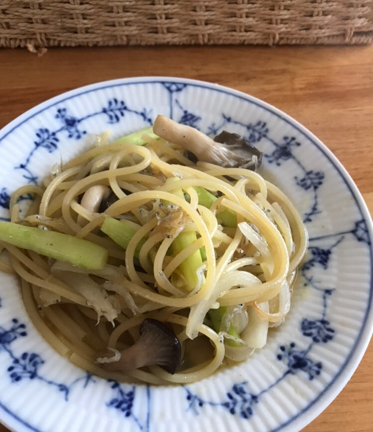 アスパラとヒラタケのじゃこパスタ