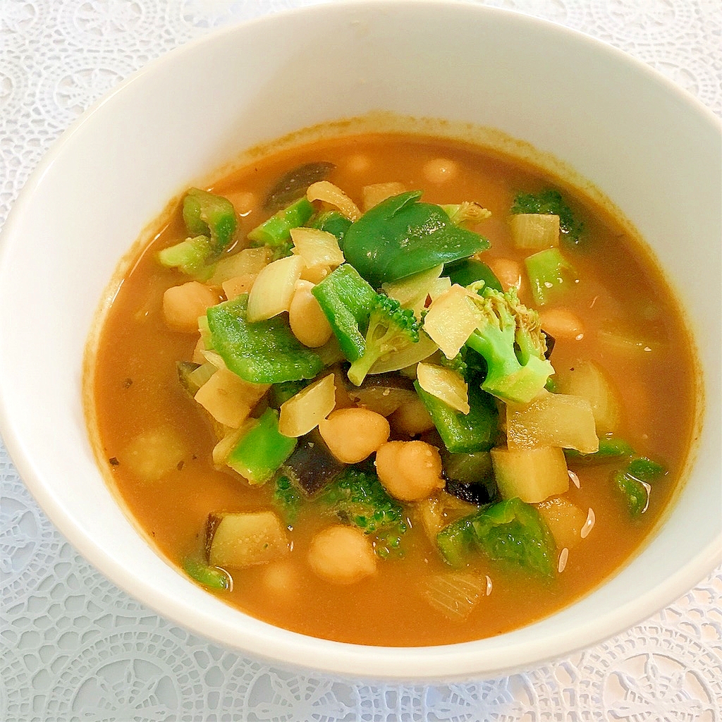 具だくさんで栄養満点！ひよこ豆と野菜のカレースープ
