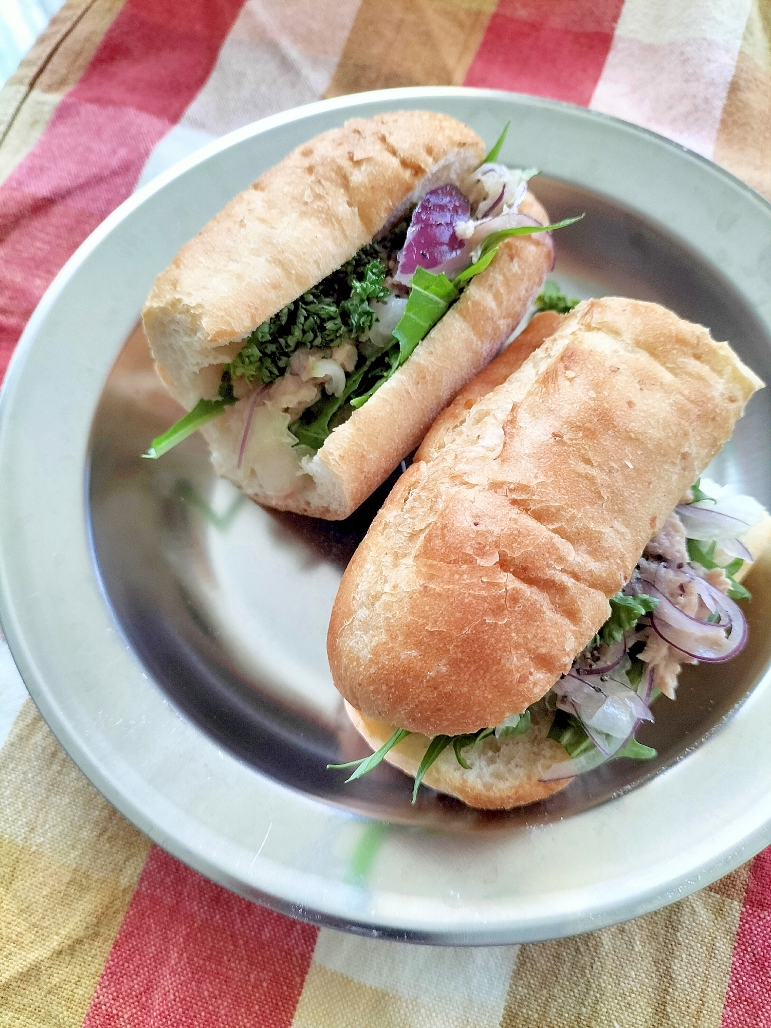 銀色の皿に盛り付けたツナオニオンのレモンサンド