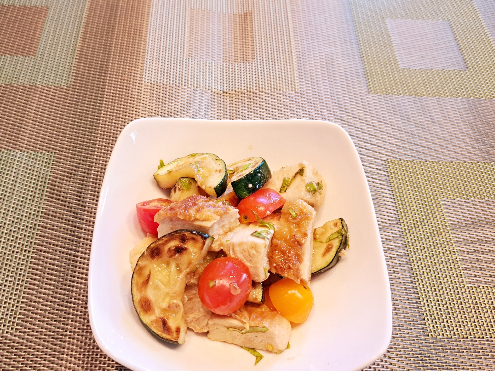 チキンとズッキーニのバジル風味サラダ