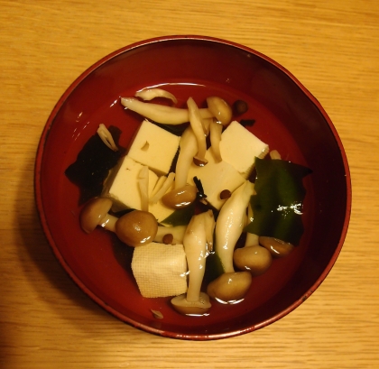 しめじとわかめと豆腐のお吸い物