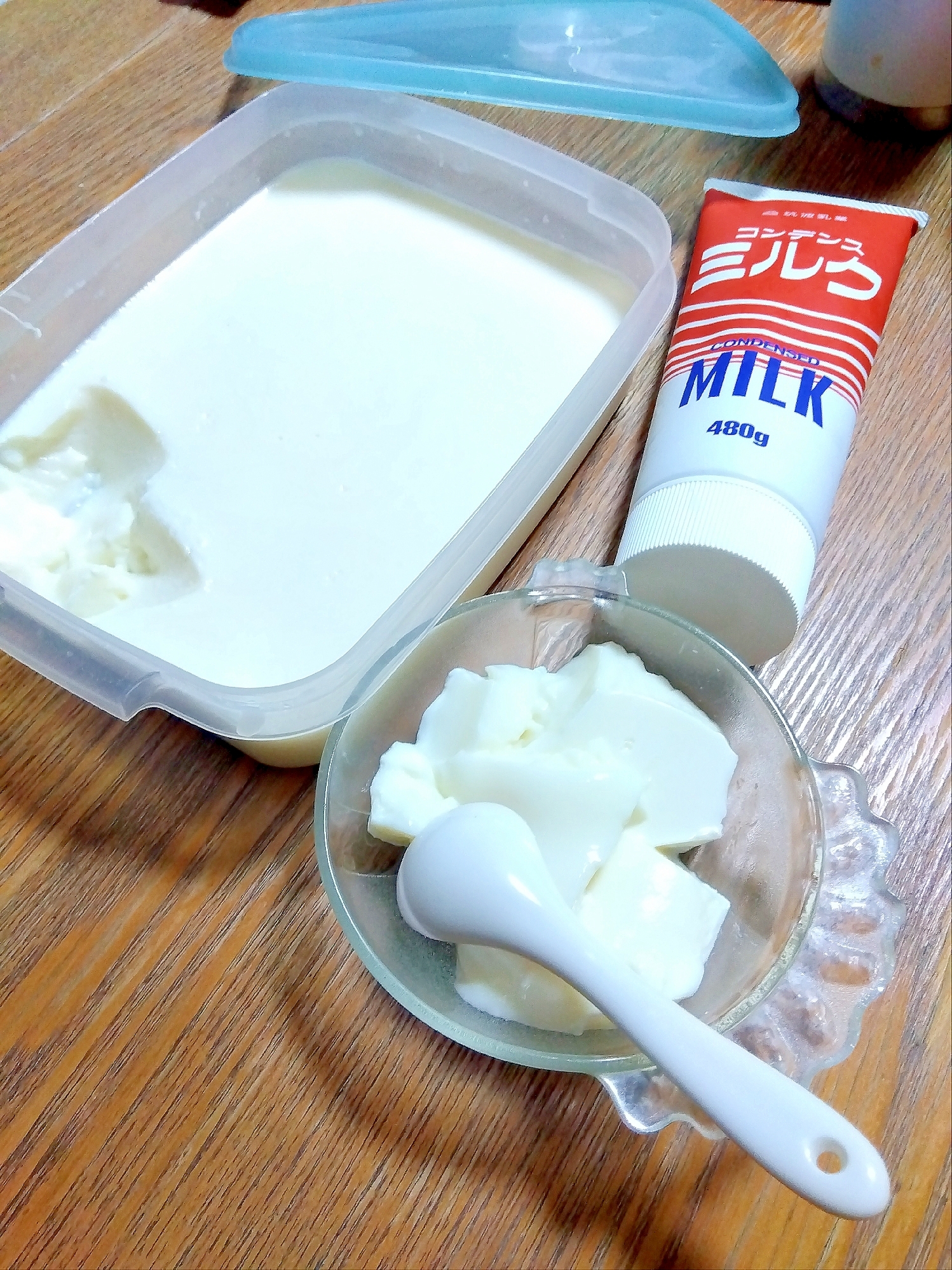 タッパーでファミリーサイズ♪練乳ミルクプリン