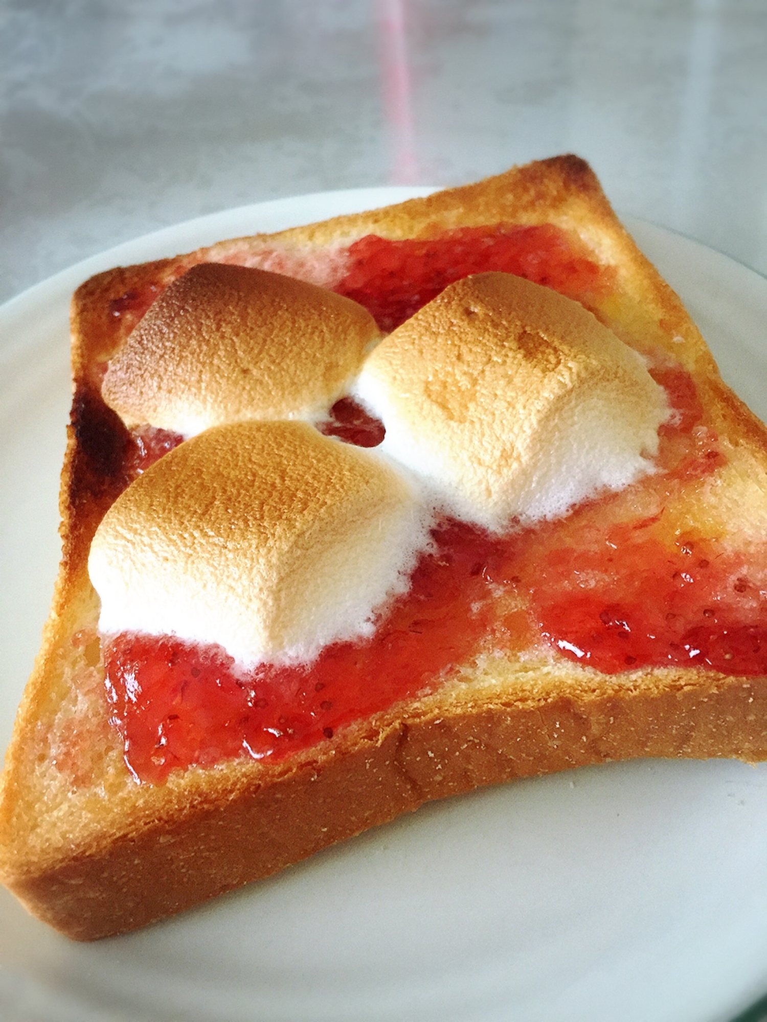 食パンイチゴジャムとマシュマロコラボ