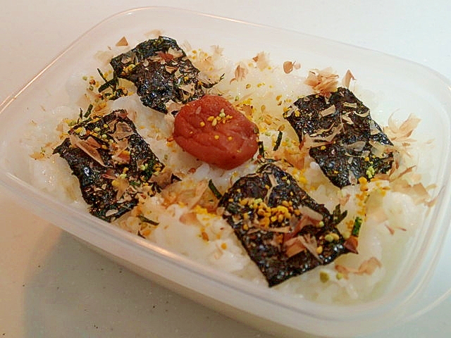 お弁当　焼き海苔と梅干しとのりたまのご飯
