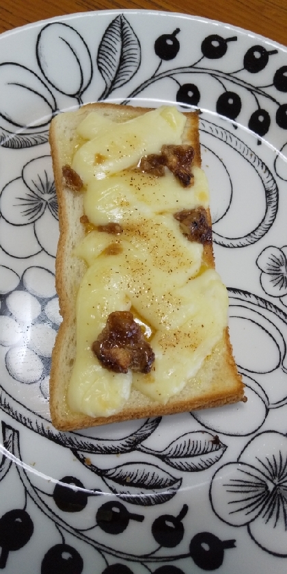 マーマレードとチーズとくるみのトースト