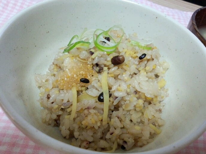 炊飯器で！生姜と雑穀米の炊き込みごはん