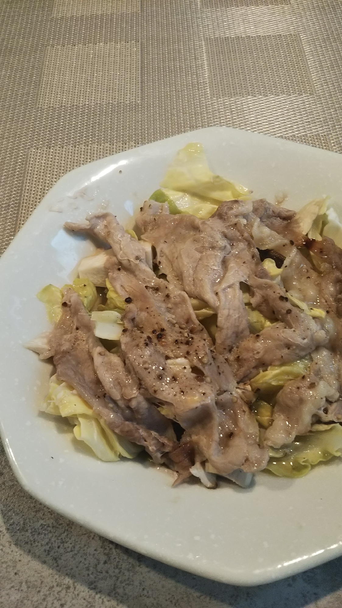 手抜き晩ごはん 春キャベツと豚肉の蒸し物 レシピ 作り方 By ほのん0930 楽天レシピ