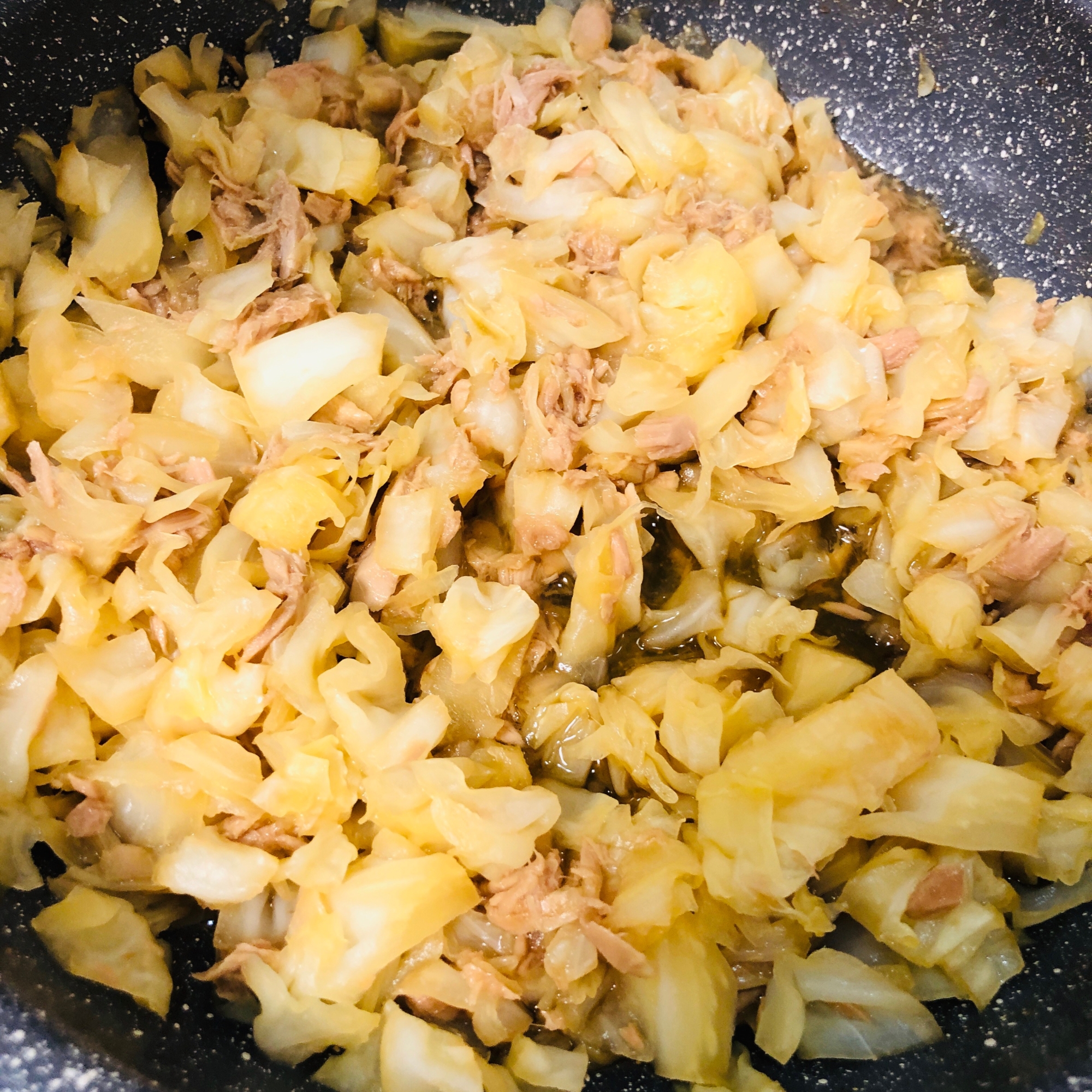 フライパンでツナとキャベツの出汁醤油煮