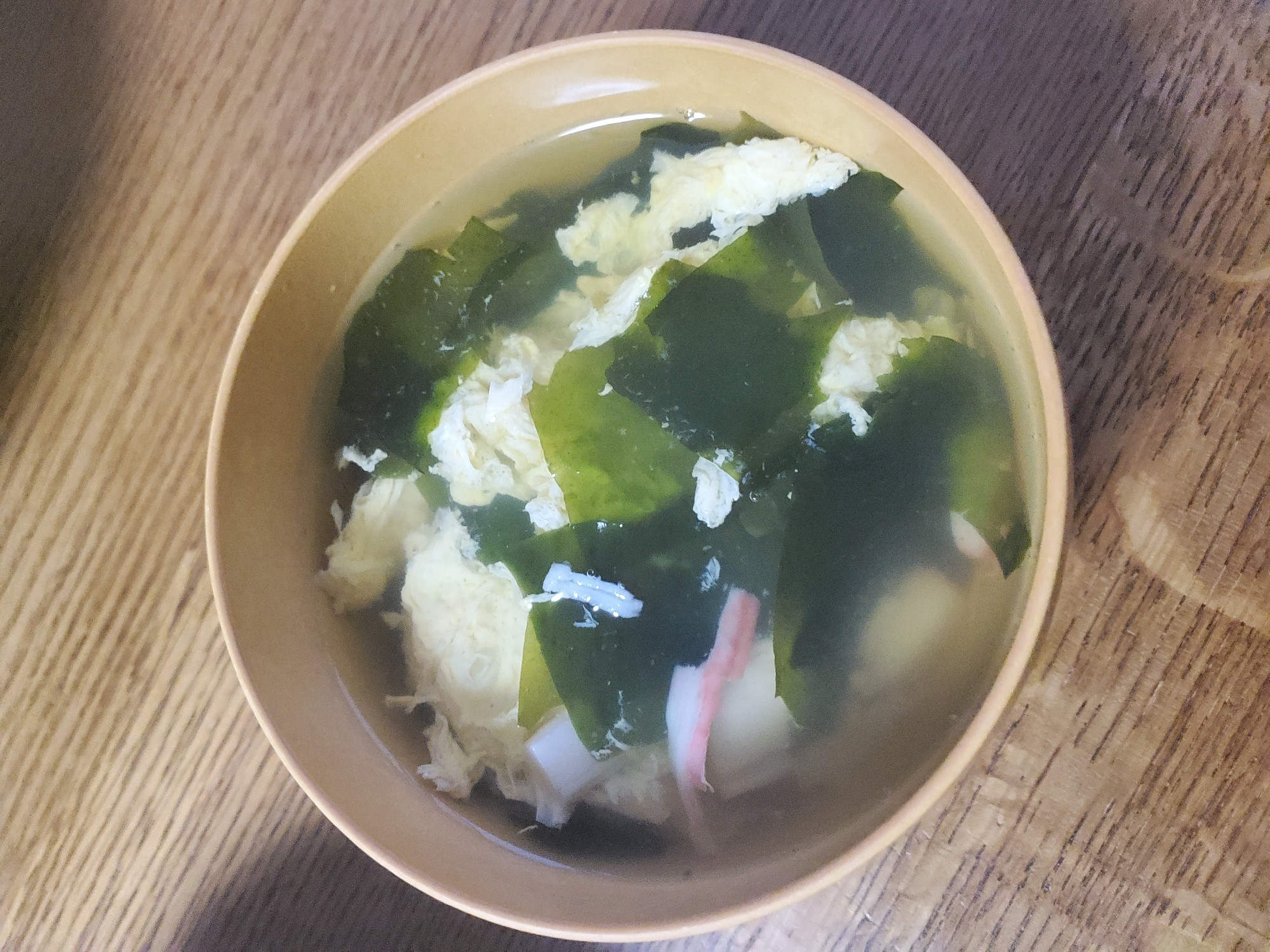 わかめとカニカマの白だし卵とじスープ