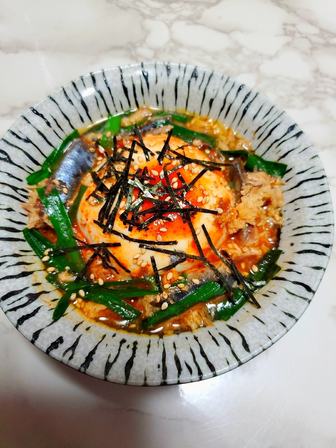 レンジで2分☆鯖の水煮とニラのピリ辛温豆腐