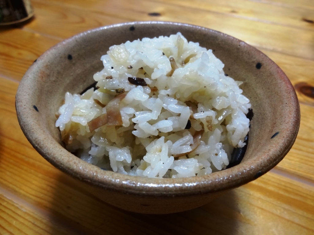 甘い旨いコクあり♪ベーコン玉ねぎキノコのもっちり飯