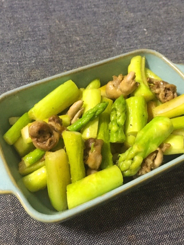 簡単おつまみ♪アスパラと鶏ハツモトのニンニク塩炒め