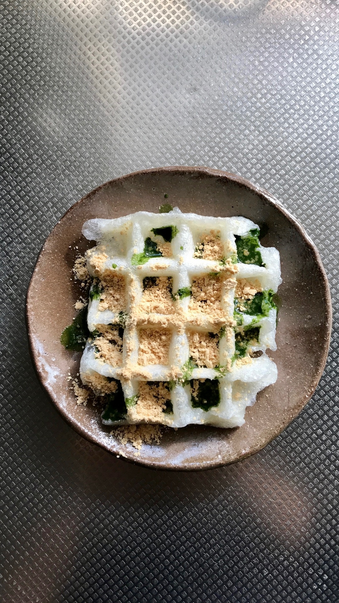 餅をワッフルメーカーで抹茶きな粉がけ