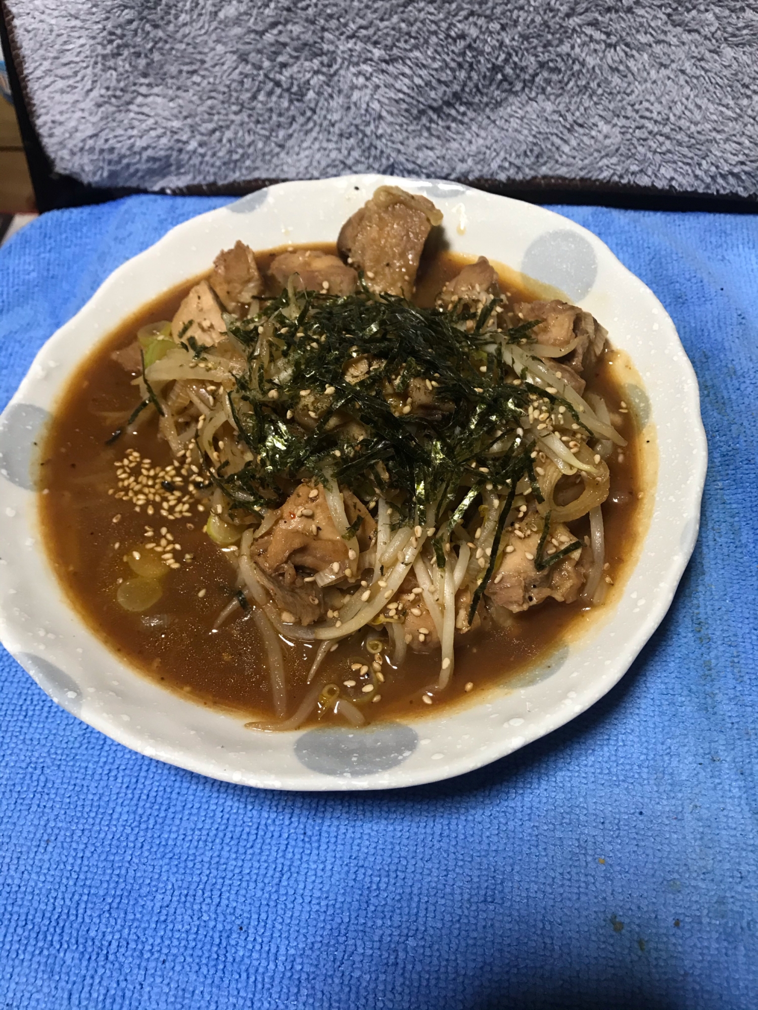 鶏モモ肉とモヤシのニンニク炒め