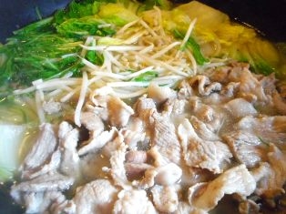 夕飯に作りました♪
豚肉をサッと茹でてから入れるから、スープが濁らなくて美味しく出来ました❤