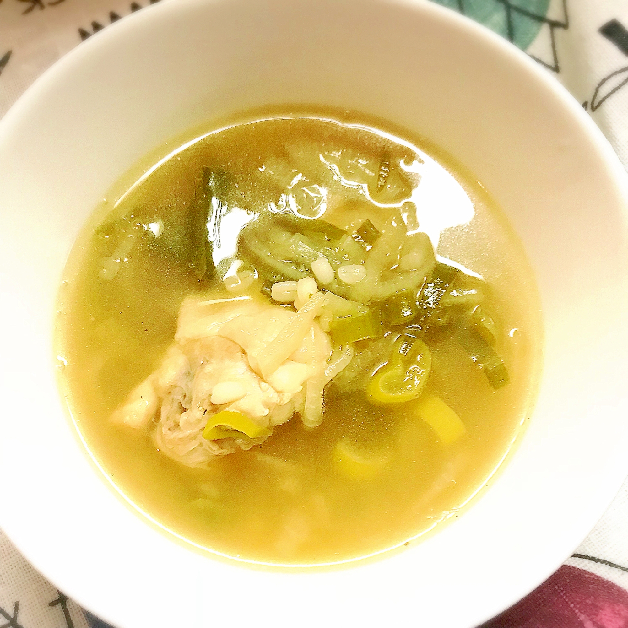 温まる鳥手羽のネギ生姜スープ（モチ麦入）