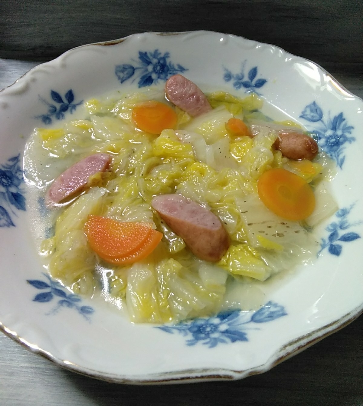 クリスマスに✨ごろごろソーセージと白菜のスープ