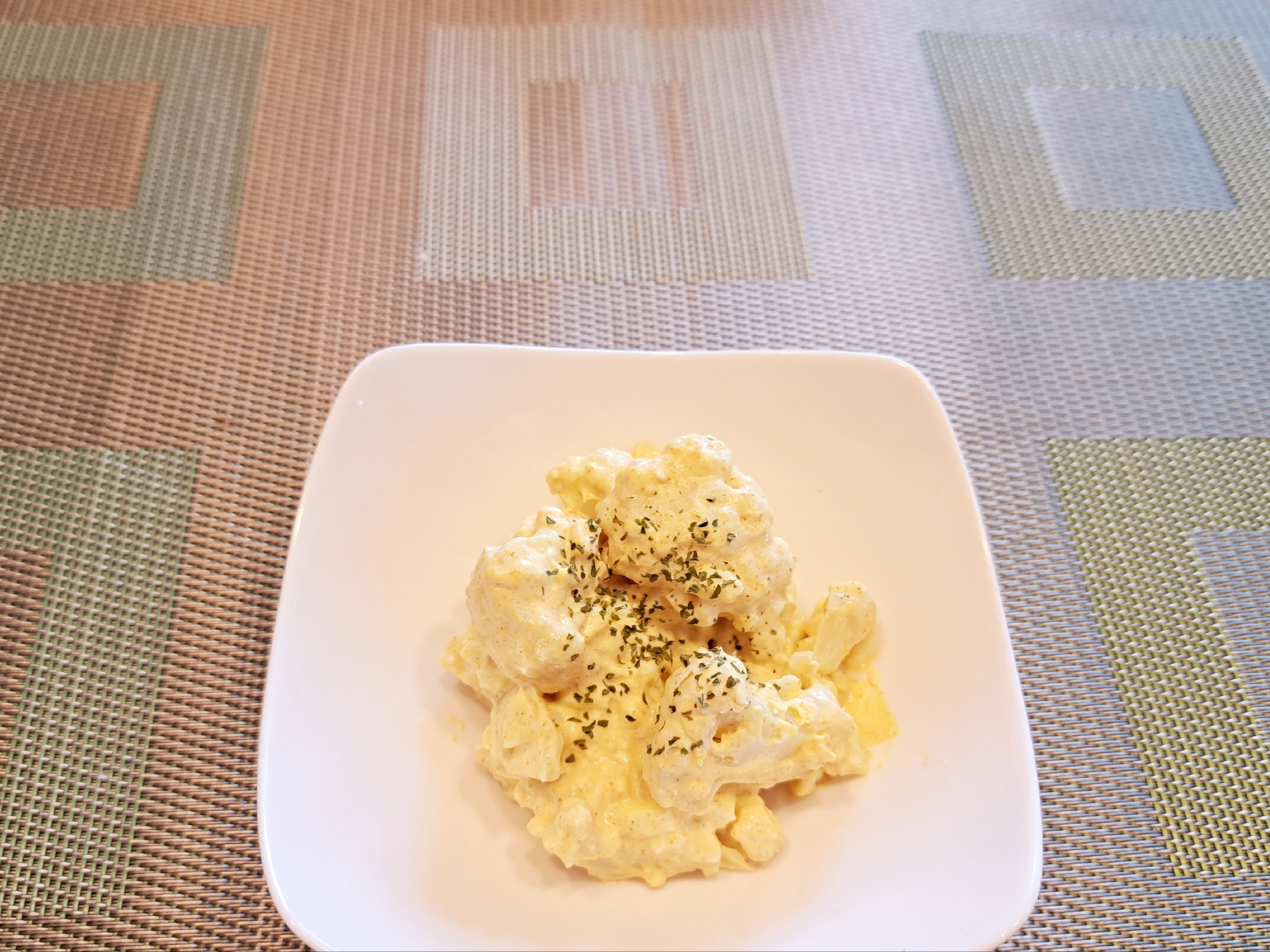 カリフラワーと ゆで卵のカレー風味サラダ