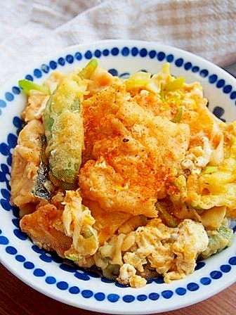 器に盛り付けた天ぷらの卵とじ丼