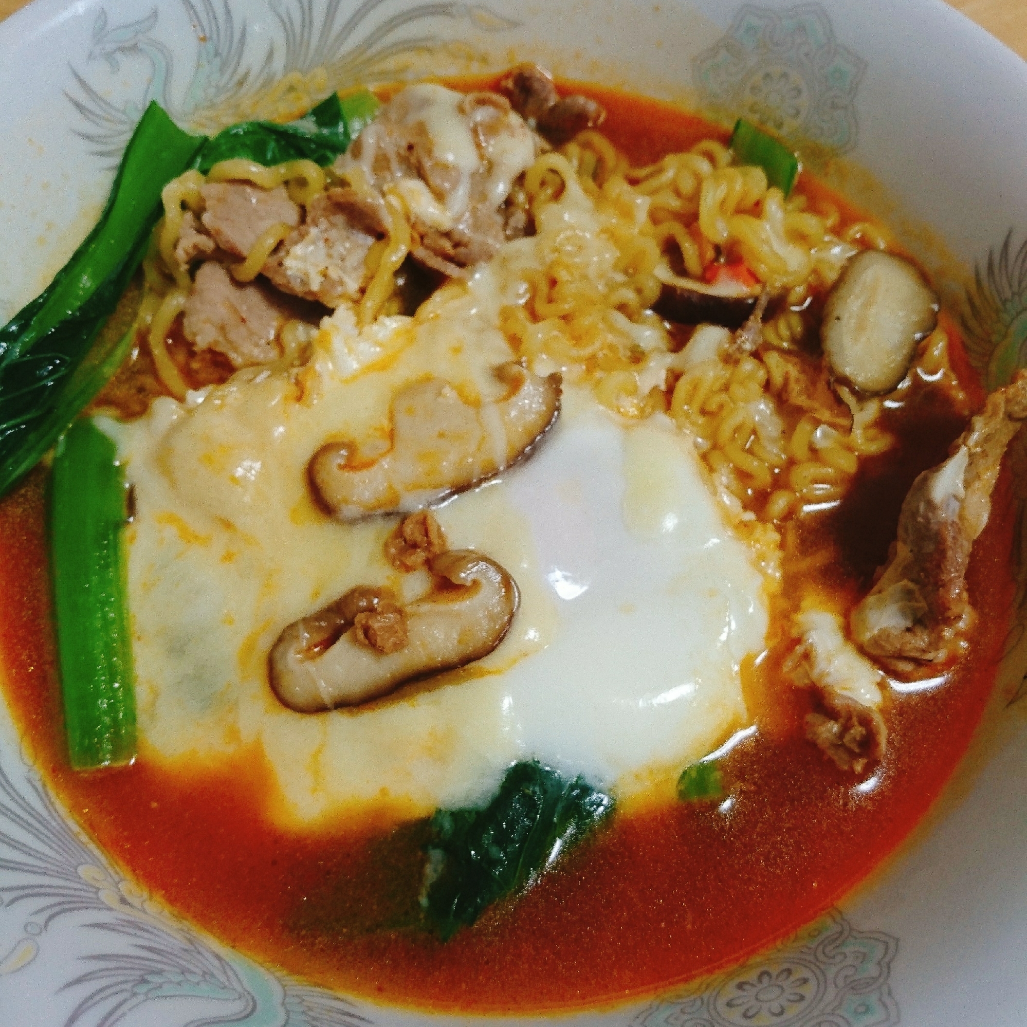 小松菜 椎茸 豚肉の辛ラーメン チーズと落とし卵