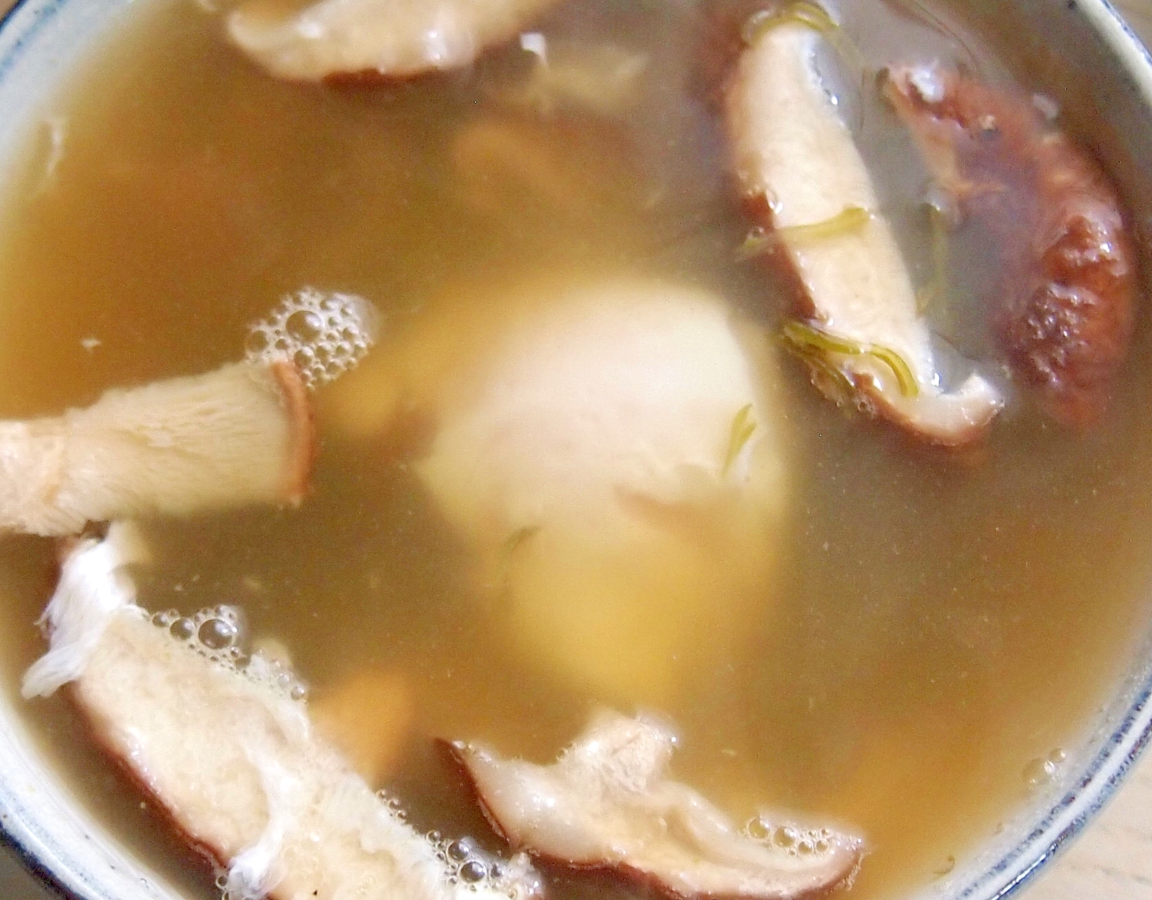 めかぶとしいたけと落とし卵の中華スープ