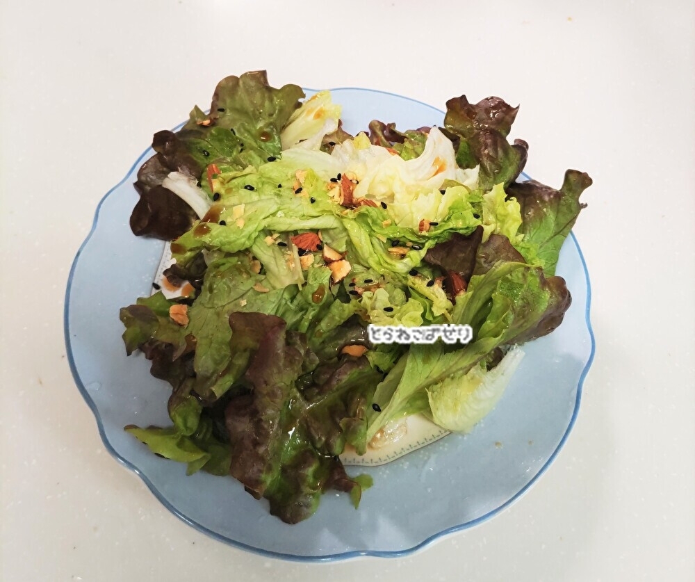 レタスとナッツ☘️ごま入りサラダ