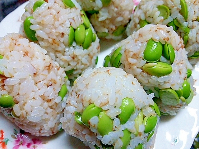 色あざやか! 枝豆おかか塩おにぎり