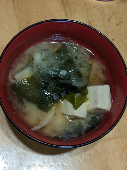 豆腐とわかめとネギと玉葱のお味噌汁