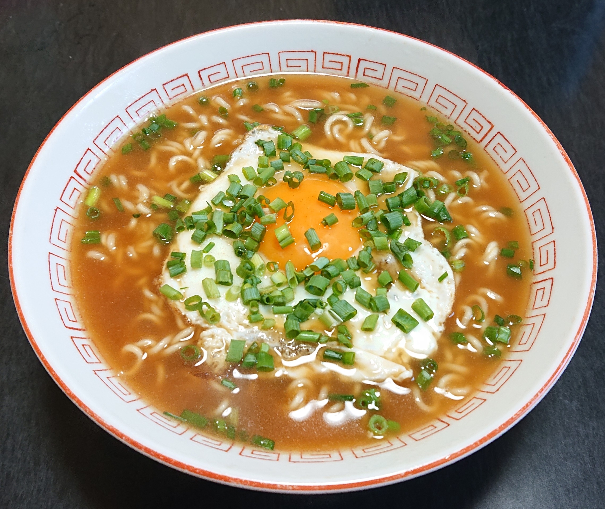 生目玉焼きと万能ネギの金ちゃん徳島ラーメン