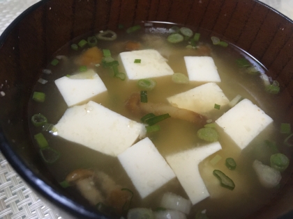 大きいなめこと豆腐の味噌汁