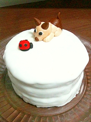 木の皿に盛り付けた犬とテントウムシのマジパンケーキ