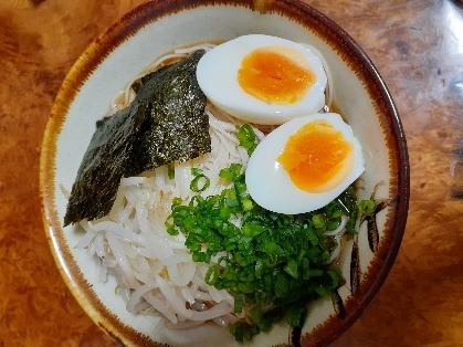 極細ラーメンでした！
一味と、ラー油を足してしっかり中華になりました。
醤油ベースなのでカロリーも余り気にならないし美味しかったです。