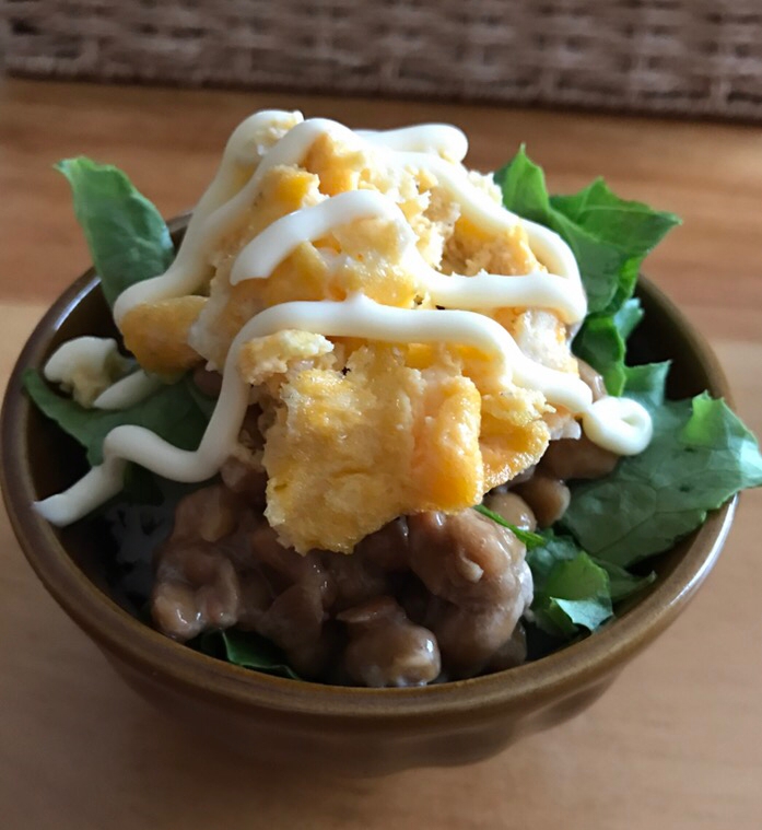 チーズ入り炒り卵とサニーレタスのマヨ納豆丼