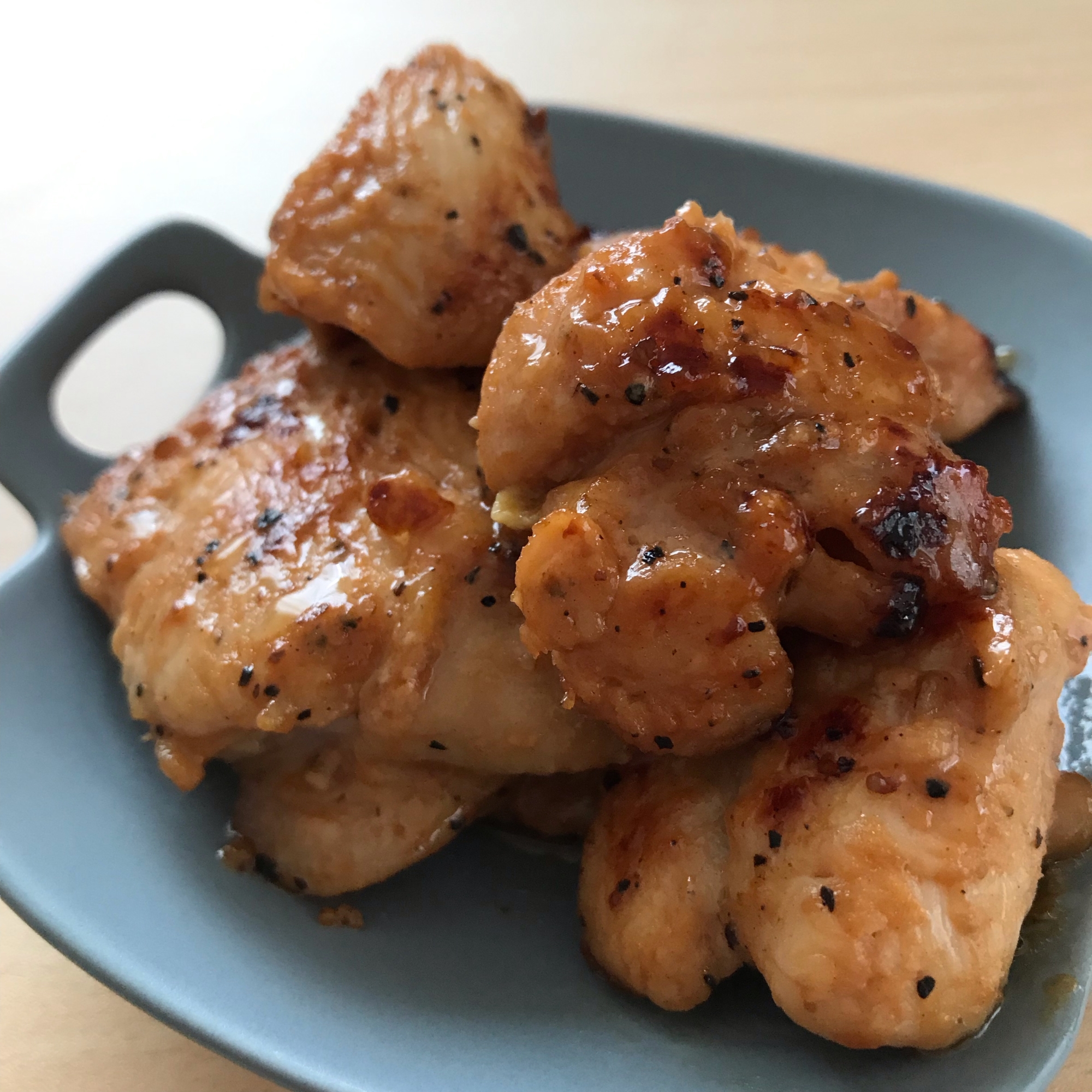 簡単☆夕飯のメインに♪鶏もも肉のトマト黒胡椒焼き