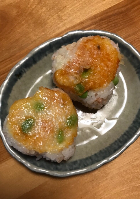 枝豆とタラコふりかけのチーズ焼きおむすび