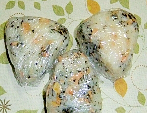 鮭黒胡麻生姜醤油おむすび