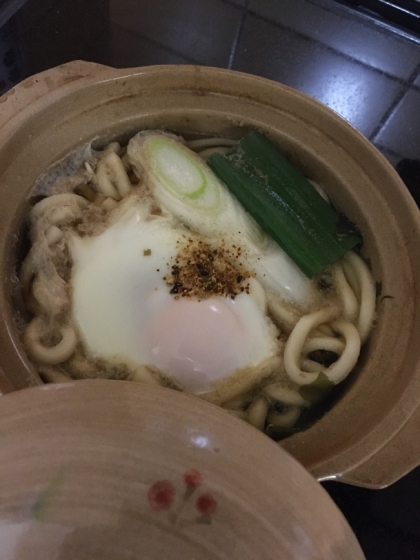 簡単♪たっぷりワカメと半熟たまごの鍋焼きうどん