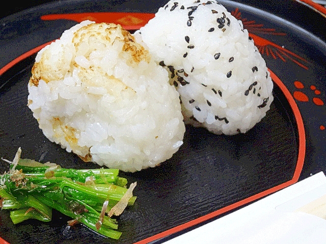 北海道♪　釜炊きおこげの「焼き塩むすび」